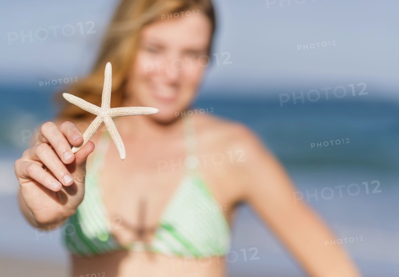 Young woman on beach holding starfish. Jupiter, Florida, USA.
Photo : Daniel Grill