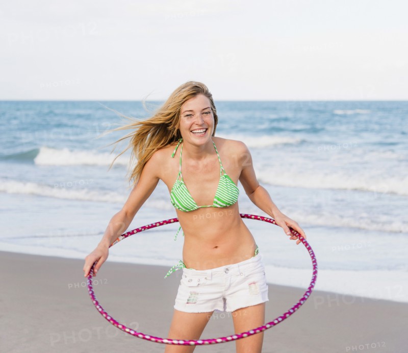 Young woman on beach twirling Hula hoop. Jupiter, Florida, USA.
Photo : Daniel Grill