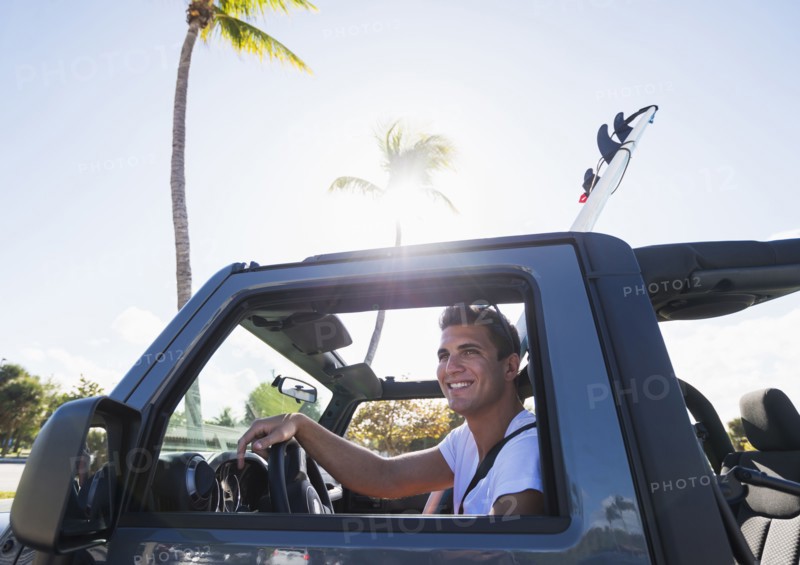 Young man driving car. Jupiter, Florida, USA.
Photo : Daniel Grill