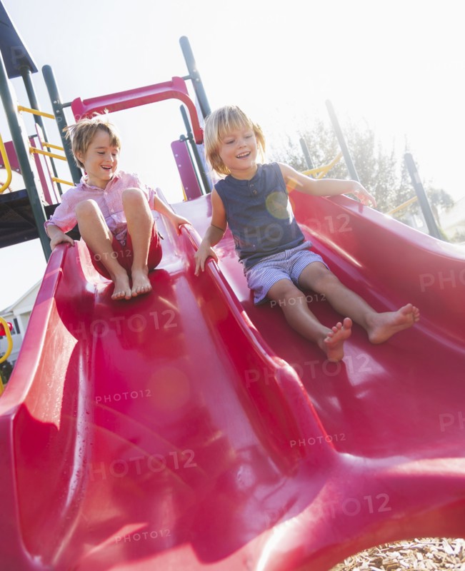 Boys (4-5, 8-9) playing on playground. Jupiter, Florida, USA.
Photo : Daniel Grill