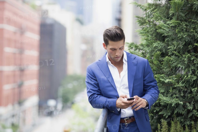Young businessman relaxing when text messaging. New York City, USA.
Photo : pauline st.denis