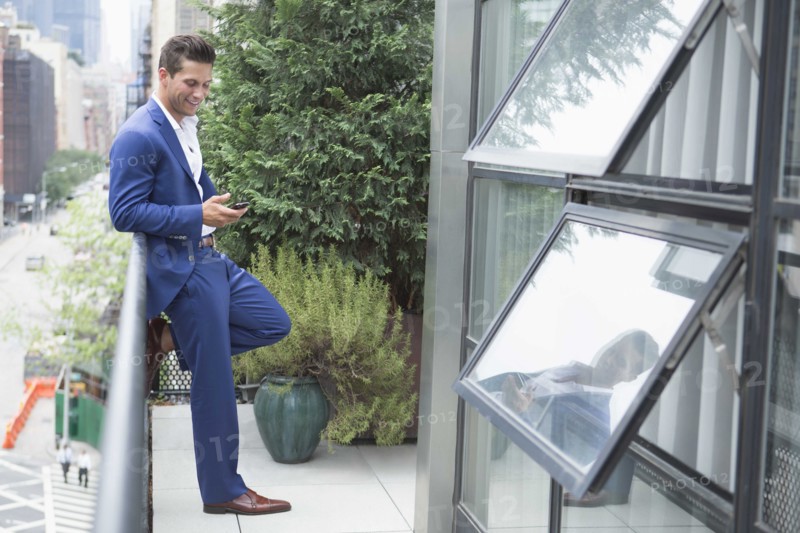 Young businessman relaxing when text messaging. New York City, USA.
Photo : pauline st.denis