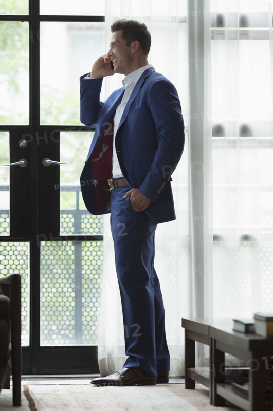 Young businessman standing inside and using mobile phone. New York City, USA.
Photo : pauline st.denis