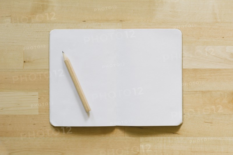 Studio shot of empty diary with pencil.
Photo : Kristin Lee
