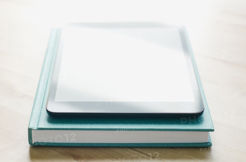 Studio shot of tablet on book.
Photo : Kristin Lee