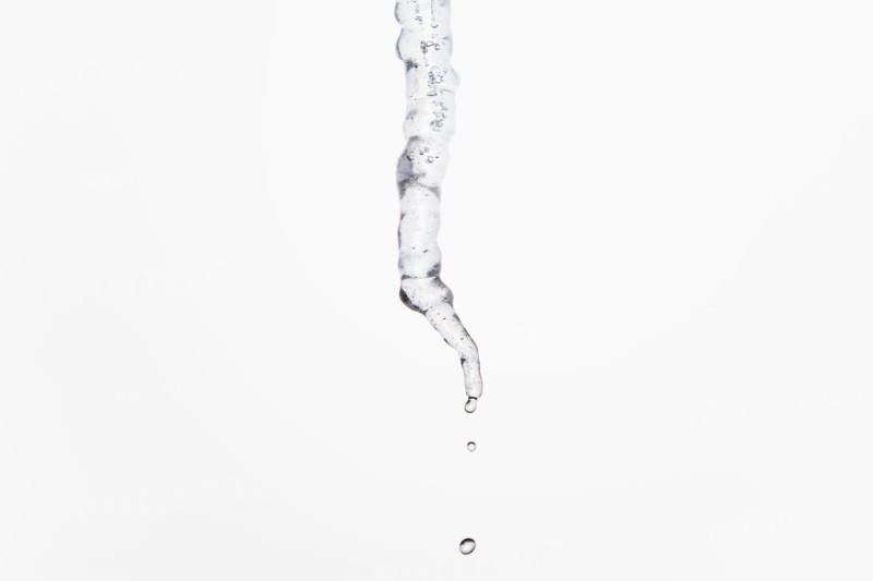Studio shot of melting icicle.
Photo : Maisie Paterson