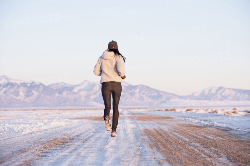 Rear view of woman running in winter landscape. Colorado, USA.
Photo : Maisie Paterson