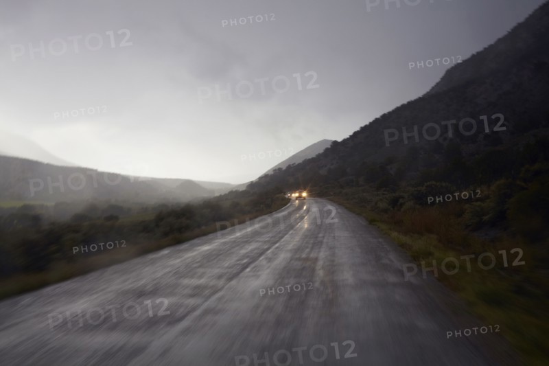 Car lights on wet, foggy, mountain road. Colorado, USA.
Photo : Kelly