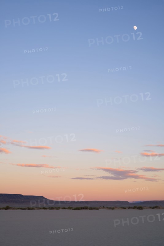 Dusk over desert. Alvord Desert, Oregon, USA.
Photo : Gary Weathers