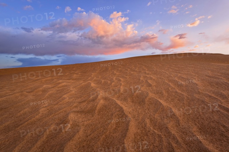 Sand dune and clouds during sunset. Christmas Valley, Oregon, USA.
Photo : Gary Weathers