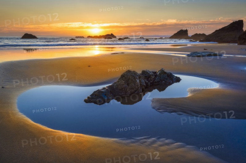 Sunset over sea. Bandon, Oregon, USA.
Photo : Gary Weathers