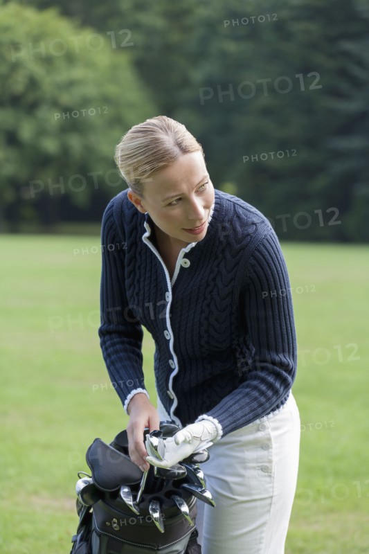 Woman on golf course.
Photo : Mark de Leeuw