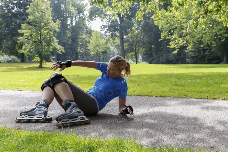 Woman roller skating in park. Netherlands.
Photo : Mark de Leeuw
