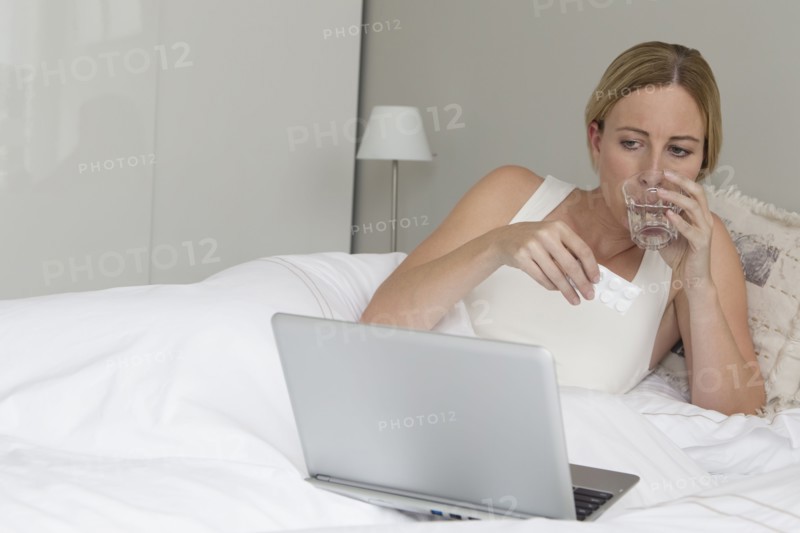 Woman with laptop in bed.
Photo : Mark de Leeuw