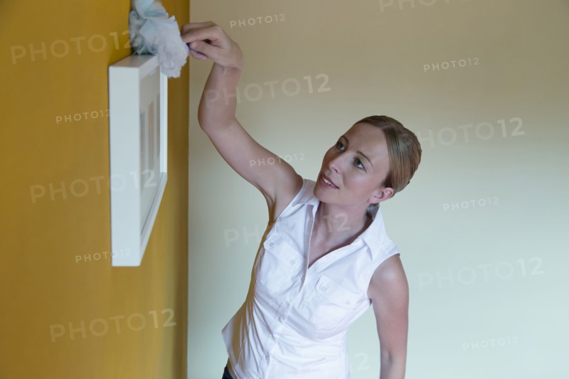 Woman cleaning house.
Photo : Mark de Leeuw