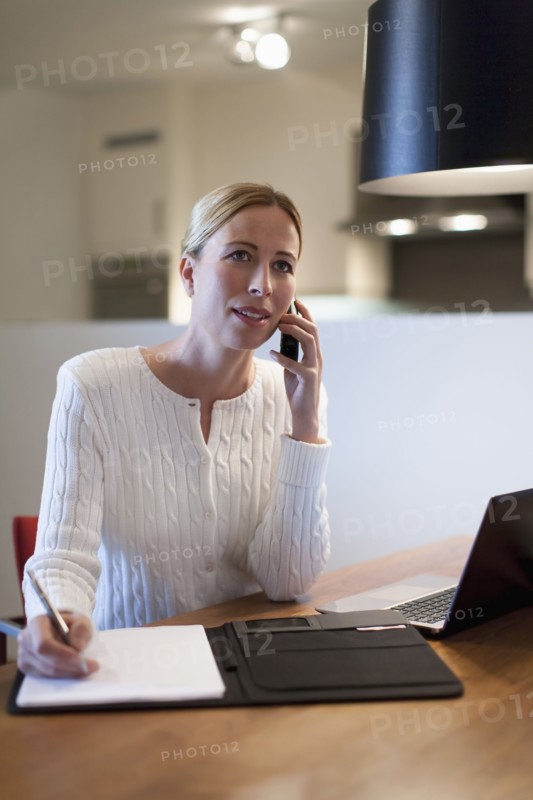 Woman in office.
Photo : Mark de Leeuw