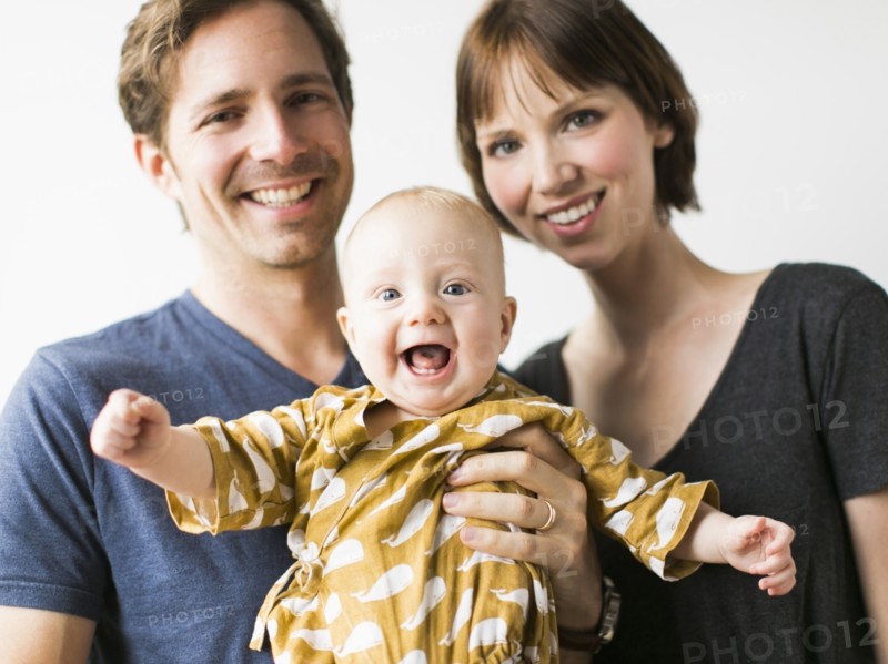 Studio portrait of parents with baby son (2-5 months).
Photo : Jessica Peterson