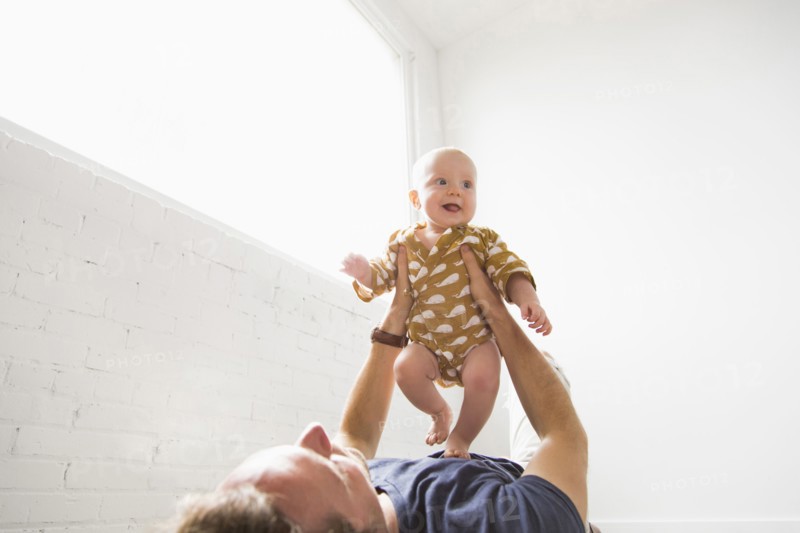 Father playing with baby son (2-5 months).
Photo : Jessica Peterson