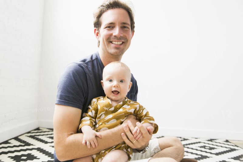 Portrait of father with baby son (2-5 months).
Photo : Jessica Peterson
