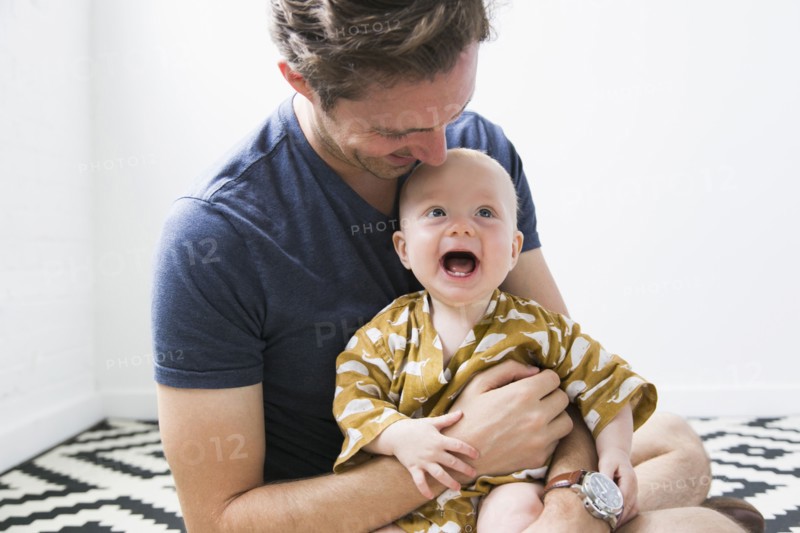 Portrait of father with baby son (2-5 months).
Photo : Jessica Peterson