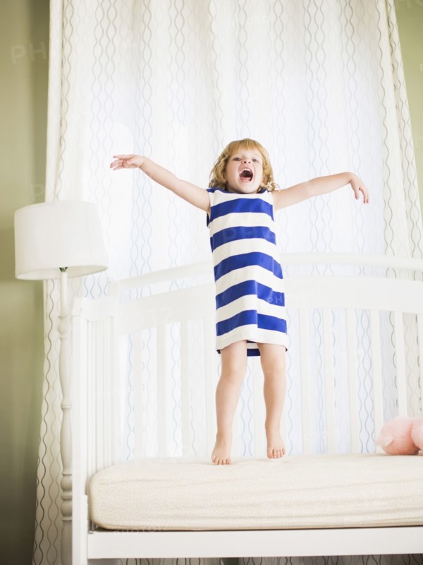 Girl (4-5) jumping on sofa.
Photo : Jessica Peterson