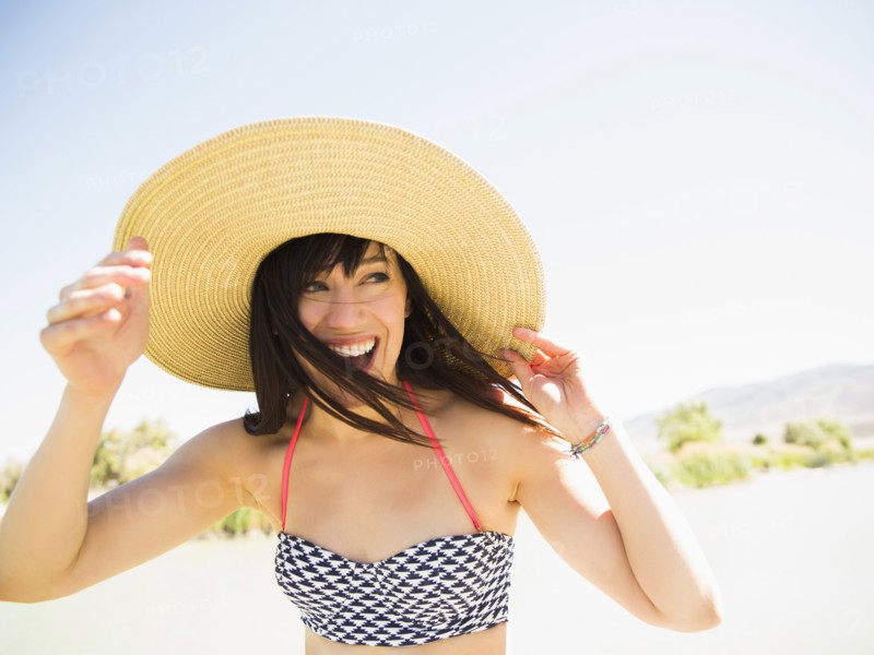 Portrait of woman wearing sun hat on beach. Salt Lake City, Utah, USA.
Photo : Jessica Peterson