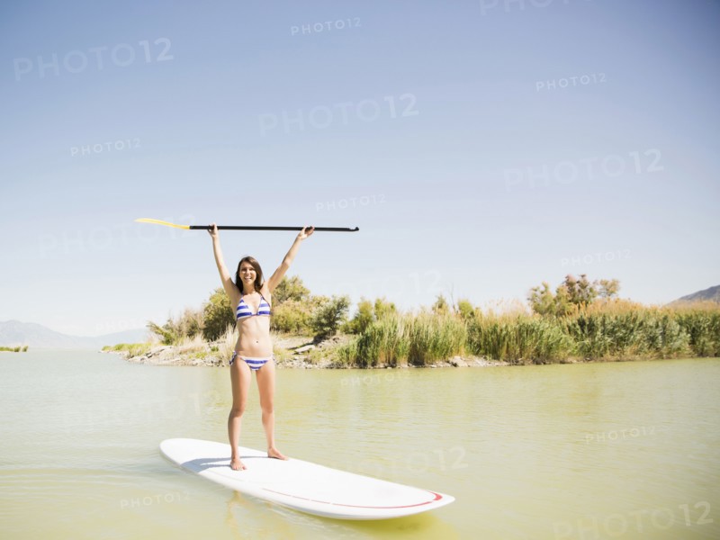 Woman balancing on surfboard. Salt Lake City, Utah, USA.
Photo : Jessica Peterson