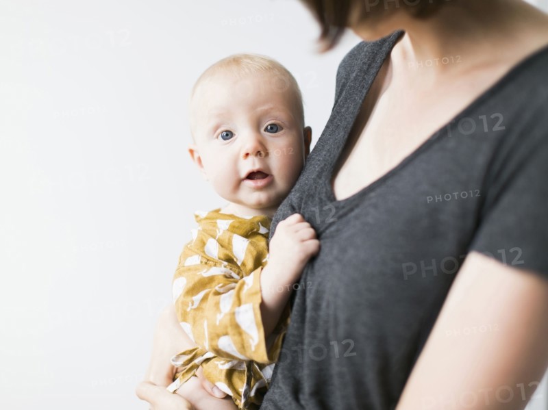 Studio portrait of mother with baby son (2-5 months).
Photo : Jessica Peterson