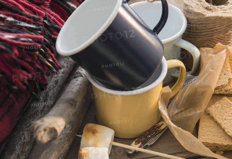 Studio Shot marshmallows, mugs and graham crackers.
Photo : Jamie Grill