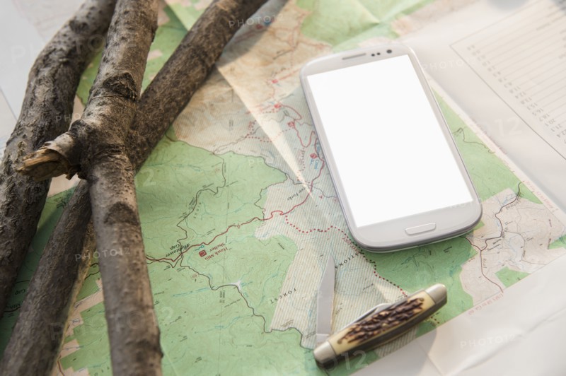 Studio Shot of mobile phone on map.
Photo : Jamie Grill