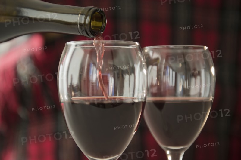 Studio Shot of pouring red wine into wine glasses.
Photo : Jamie Grill