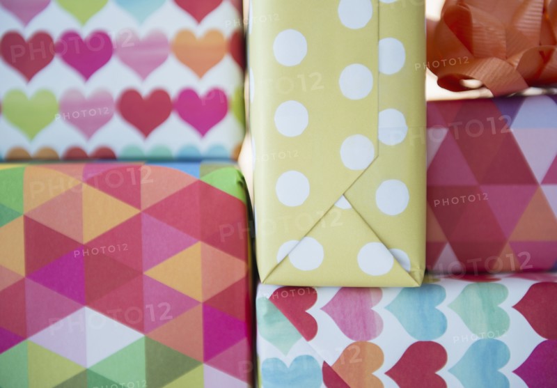 Studio Shot of colorful presents.
Photo : Jamie Grill