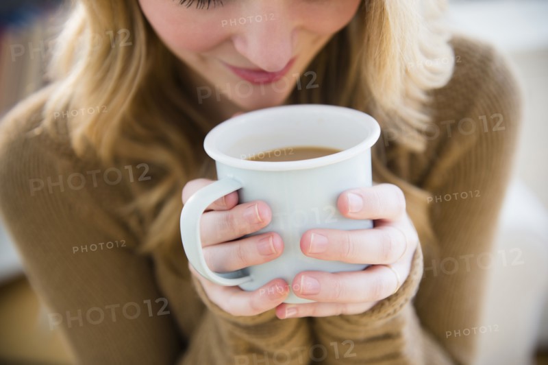 Woman holding coffee mug.
Photo : Jamie Grill