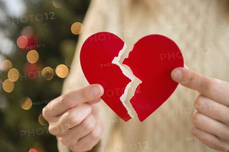 Studio Shot of female's hands holding broken heart.
Photo : Jamie Grill