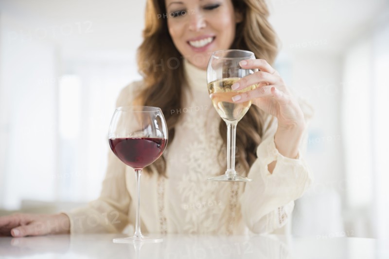 Portrait of woman holding wine glass.
Photo : Jamie Grill