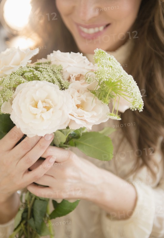 Woman holding bouquet.
Photo : Jamie Grill