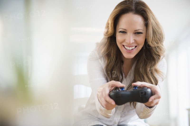 Woman playing video game.
Photo : Jamie Grill