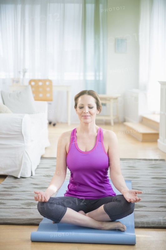 Woman meditaing at home.
Photo : Jamie Grill
