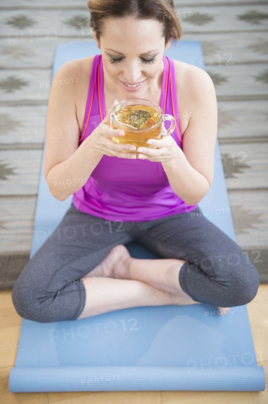 Woman meditaing at home.
Photo : Jamie Grill