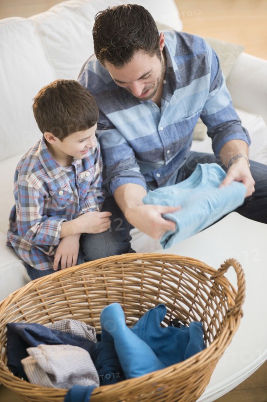 Father sorting laundry with his son (8-9) .
Photo : Jamie Grill