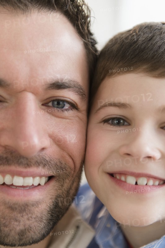 Close-up of happy father and son (8-9).
Photo : Jamie Grill