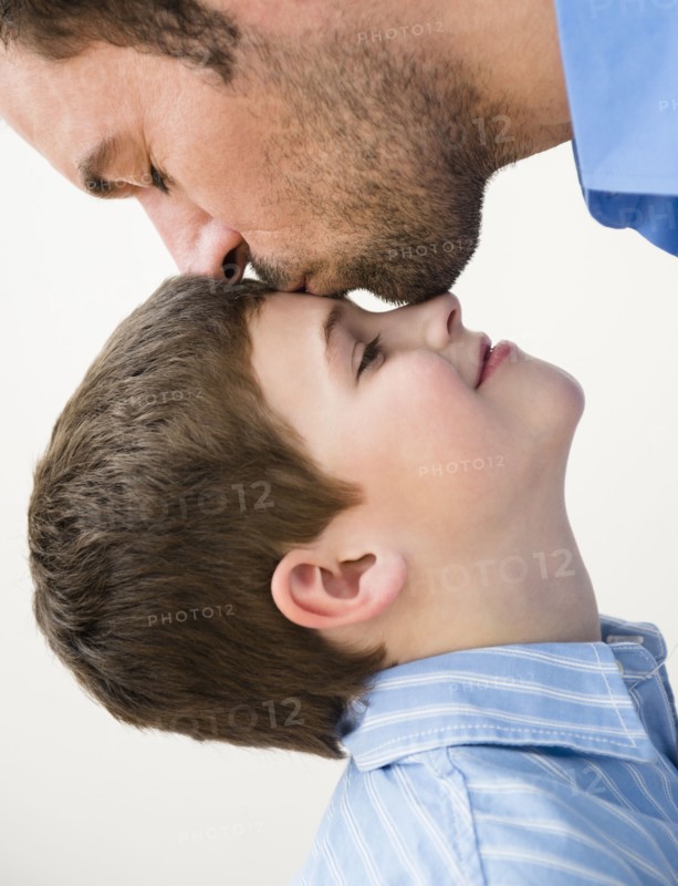 Father kissing son (8-9) .
Photo : Jamie Grill