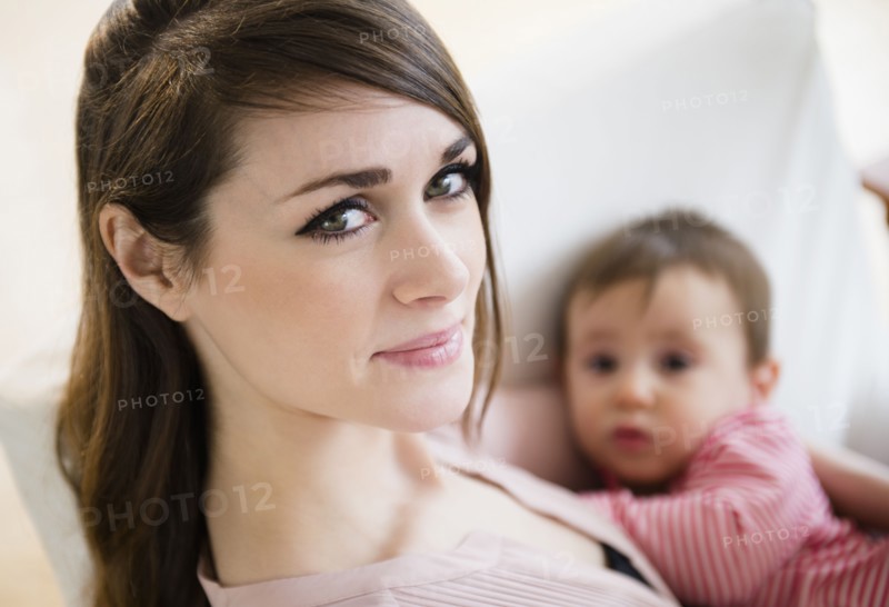 Young woman with daughter(6-11 months).
Photo : Jamie Grill