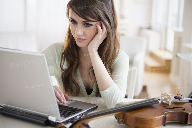 Young woman with laptop.
Photo : Jamie Grill