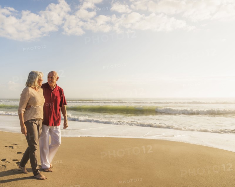 Senior couple walking on beach.
Photo : Daniel Grill