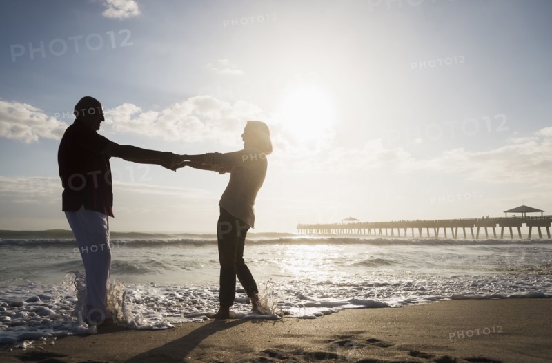 Senior couple dancing on beach.
Photo : Daniel Grill