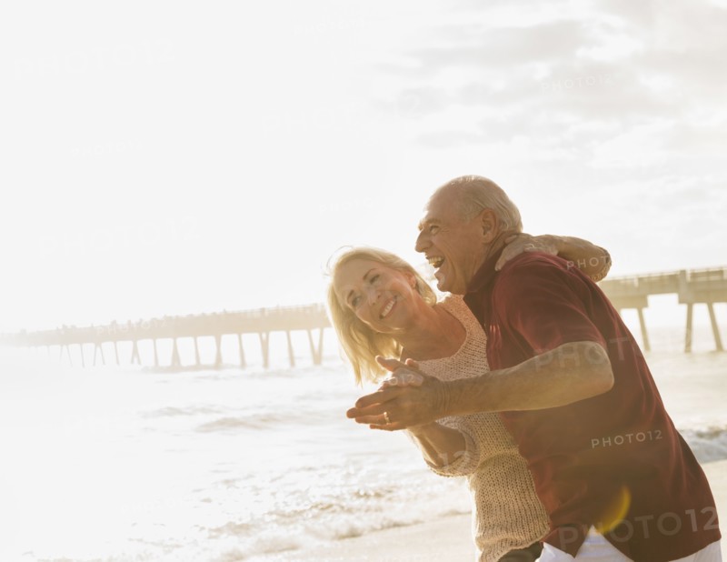 Senior couple dancing on beach.
Photo : Daniel Grill