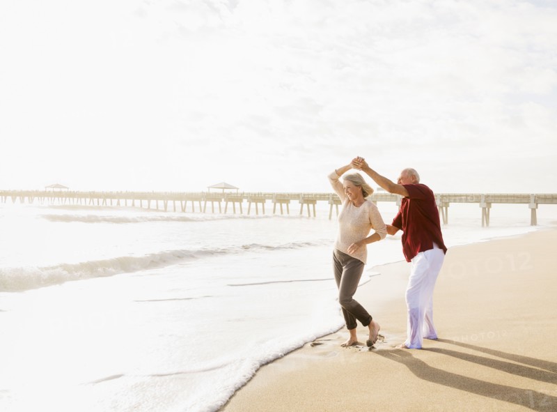 Senior couple dancing on beach.
Photo : Daniel Grill