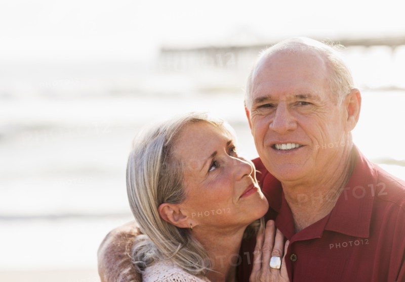 Senior couple on beach.
Photo : Daniel Grill