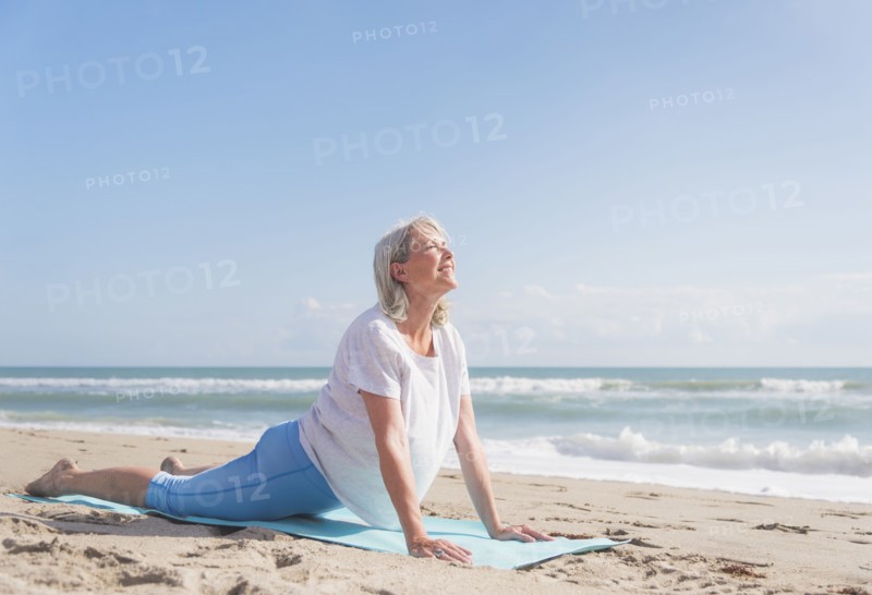 Senior woman exercising on beach.
Photo : Daniel Grill
